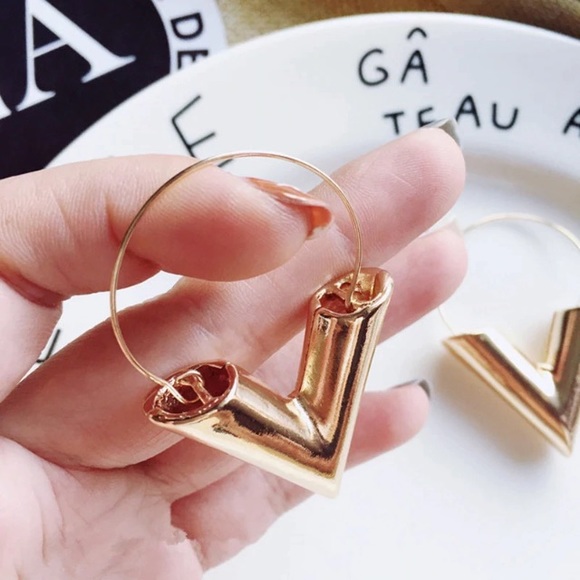 NEW!๐๐MODERN!๐BOLD!๐V DROPS!๐๐MINIMALIST!๐ - Picture 5 of 8